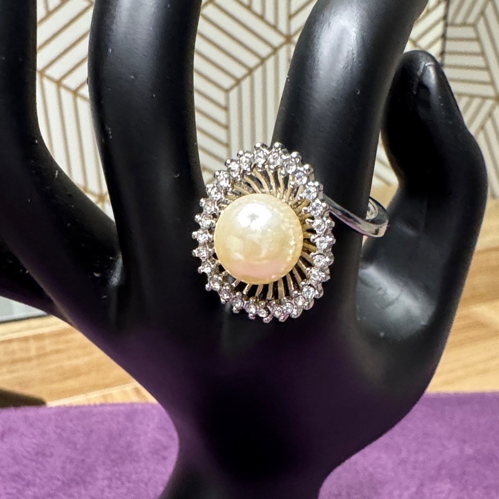 Elegant Pearl and Silver Women's Ring
